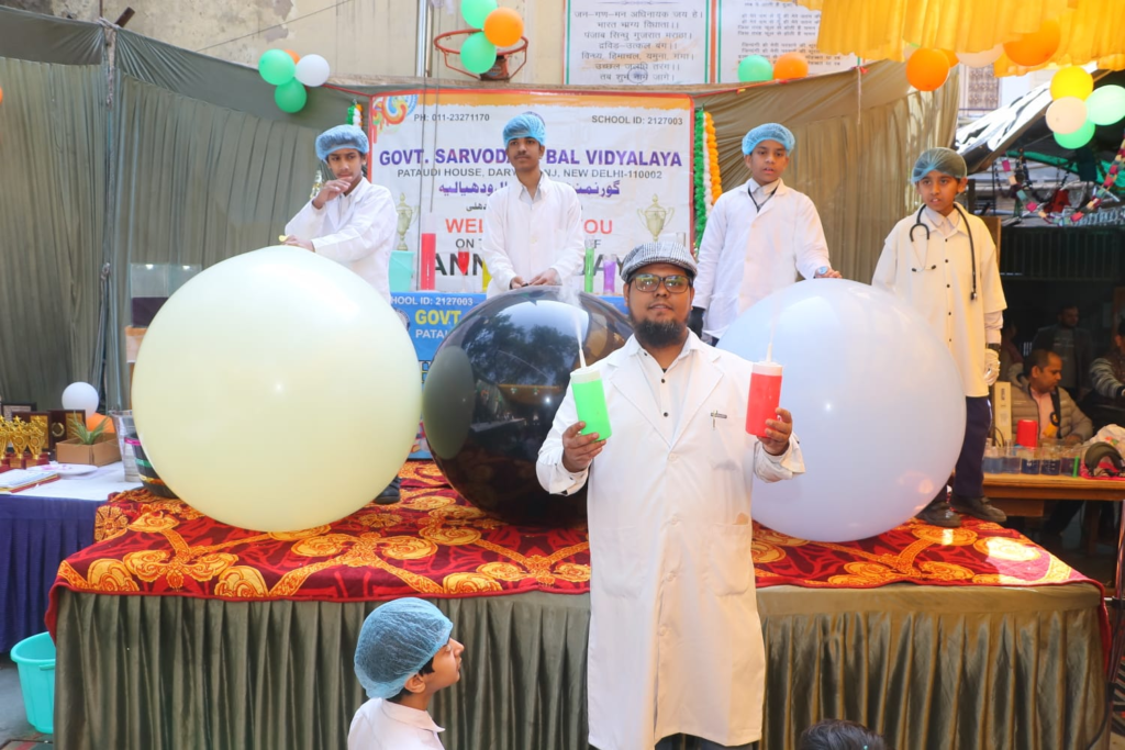 Asif Sir’s Image during a "Science Show