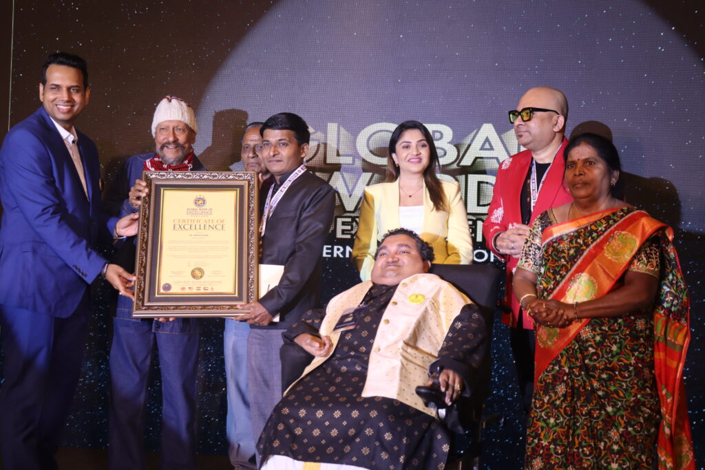 Upon receiving the Global Book of Excellence Award (December 13, 2025)